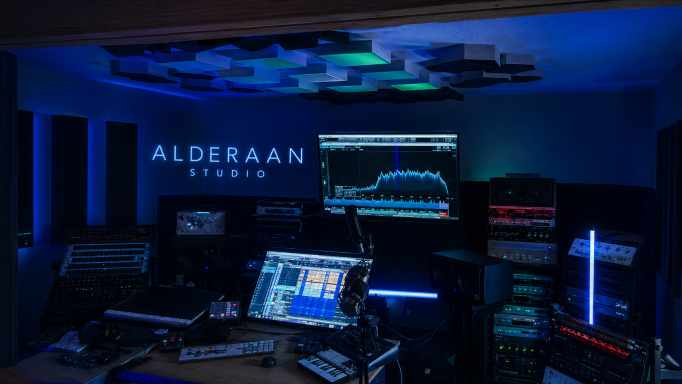 ALDERAAN MUSIC Studio mit blauem Licht, Musikproduktion, Monitoren und Audio-Equipment